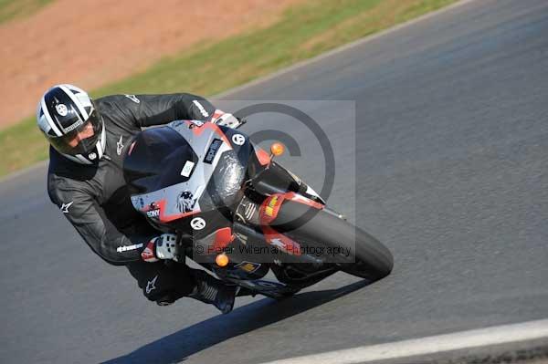 Mallory park Leicestershire;Mallory park photographs;Motorcycle action photographs;event digital images;eventdigitalimages;mallory park;no limits trackday;peter wileman photography;trackday;trackday digital images;trackday photos