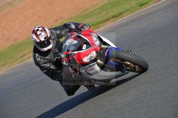 Mallory park Leicestershire;Mallory park photographs;Motorcycle action photographs;event digital images;eventdigitalimages;mallory park;no limits trackday;peter wileman photography;trackday;trackday digital images;trackday photos