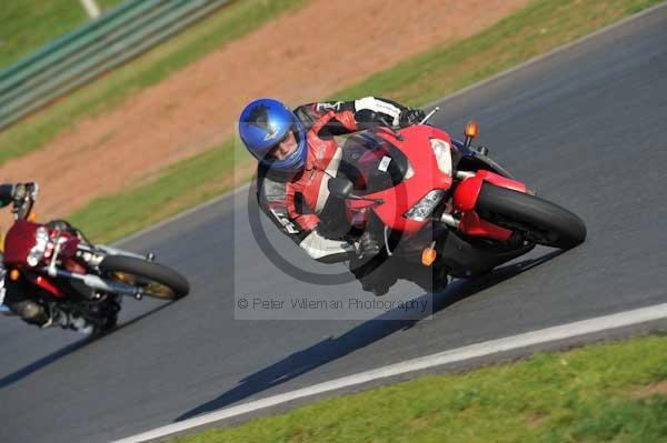 Mallory park Leicestershire;Mallory park photographs;Motorcycle action photographs;event digital images;eventdigitalimages;mallory park;no limits trackday;peter wileman photography;trackday;trackday digital images;trackday photos