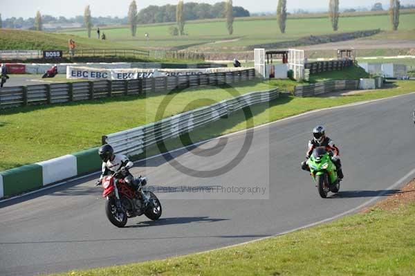 Mallory park Leicestershire;Mallory park photographs;Motorcycle action photographs;event digital images;eventdigitalimages;mallory park;no limits trackday;peter wileman photography;trackday;trackday digital images;trackday photos