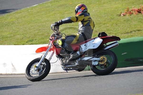 Mallory park Leicestershire;Mallory park photographs;Motorcycle action photographs;event digital images;eventdigitalimages;mallory park;no limits trackday;peter wileman photography;trackday;trackday digital images;trackday photos