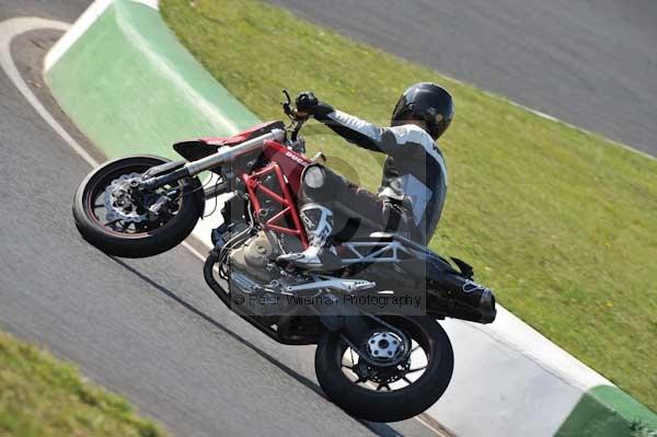 Mallory park Leicestershire;Mallory park photographs;Motorcycle action photographs;event digital images;eventdigitalimages;mallory park;no limits trackday;peter wileman photography;trackday;trackday digital images;trackday photos