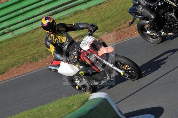 Mallory park Leicestershire;Mallory park photographs;Motorcycle action photographs;event digital images;eventdigitalimages;mallory park;no limits trackday;peter wileman photography;trackday;trackday digital images;trackday photos