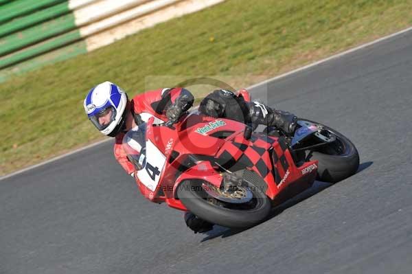 Mallory park Leicestershire;Mallory park photographs;Motorcycle action photographs;event digital images;eventdigitalimages;mallory park;no limits trackday;peter wileman photography;trackday;trackday digital images;trackday photos