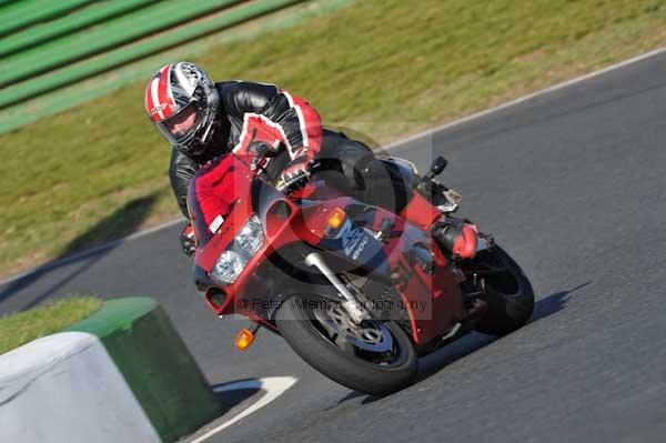 Mallory park Leicestershire;Mallory park photographs;Motorcycle action photographs;event digital images;eventdigitalimages;mallory park;no limits trackday;peter wileman photography;trackday;trackday digital images;trackday photos