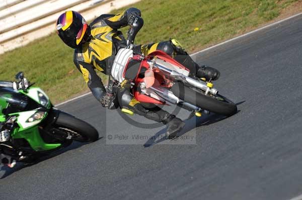 Mallory park Leicestershire;Mallory park photographs;Motorcycle action photographs;event digital images;eventdigitalimages;mallory park;no limits trackday;peter wileman photography;trackday;trackday digital images;trackday photos
