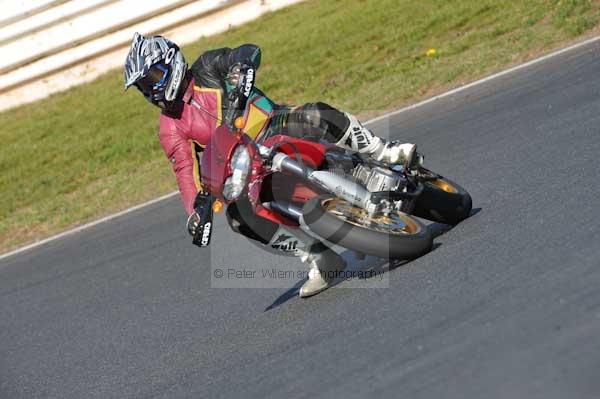 Mallory park Leicestershire;Mallory park photographs;Motorcycle action photographs;event digital images;eventdigitalimages;mallory park;no limits trackday;peter wileman photography;trackday;trackday digital images;trackday photos