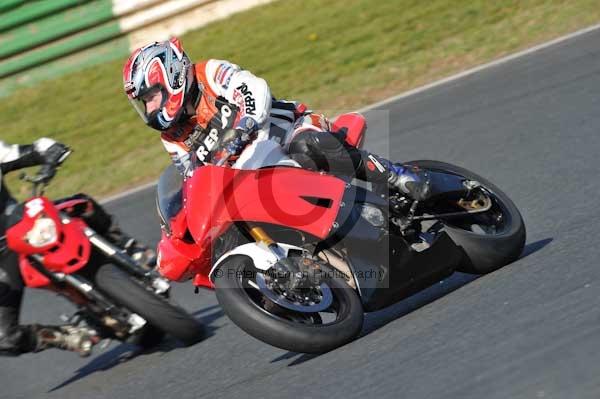 Mallory park Leicestershire;Mallory park photographs;Motorcycle action photographs;event digital images;eventdigitalimages;mallory park;no limits trackday;peter wileman photography;trackday;trackday digital images;trackday photos