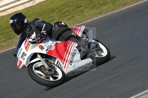 Mallory park Leicestershire;Mallory park photographs;Motorcycle action photographs;event digital images;eventdigitalimages;mallory park;no limits trackday;peter wileman photography;trackday;trackday digital images;trackday photos