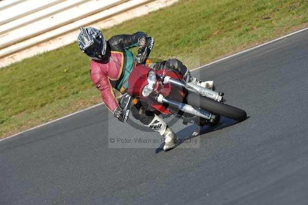 Mallory park Leicestershire;Mallory park photographs;Motorcycle action photographs;event digital images;eventdigitalimages;mallory park;no limits trackday;peter wileman photography;trackday;trackday digital images;trackday photos