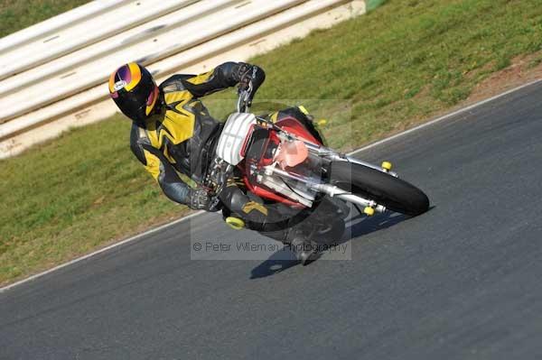 Mallory park Leicestershire;Mallory park photographs;Motorcycle action photographs;event digital images;eventdigitalimages;mallory park;no limits trackday;peter wileman photography;trackday;trackday digital images;trackday photos