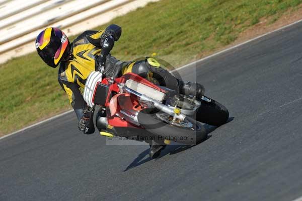 Mallory park Leicestershire;Mallory park photographs;Motorcycle action photographs;event digital images;eventdigitalimages;mallory park;no limits trackday;peter wileman photography;trackday;trackday digital images;trackday photos