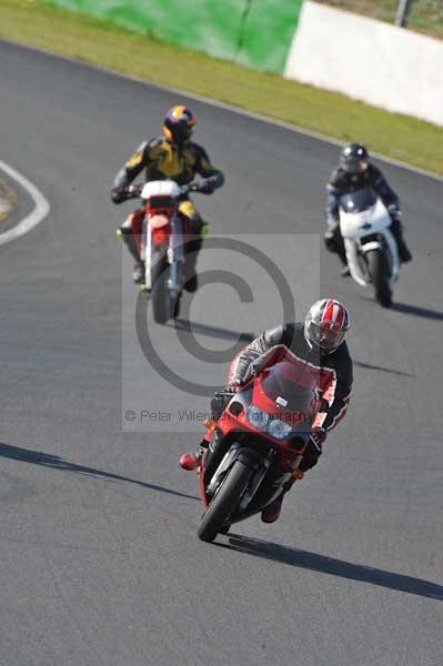 Mallory park Leicestershire;Mallory park photographs;Motorcycle action photographs;event digital images;eventdigitalimages;mallory park;no limits trackday;peter wileman photography;trackday;trackday digital images;trackday photos