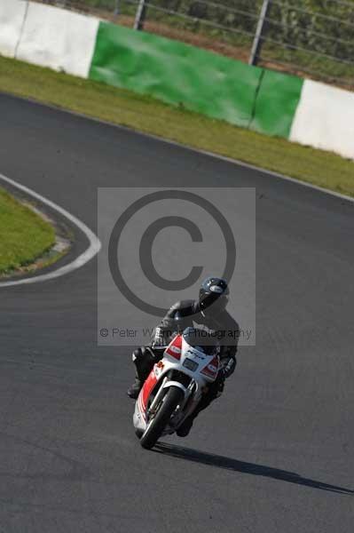 Mallory park Leicestershire;Mallory park photographs;Motorcycle action photographs;event digital images;eventdigitalimages;mallory park;no limits trackday;peter wileman photography;trackday;trackday digital images;trackday photos