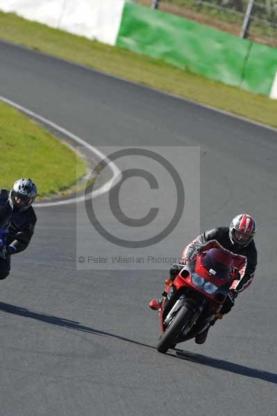 Mallory park Leicestershire;Mallory park photographs;Motorcycle action photographs;event digital images;eventdigitalimages;mallory park;no limits trackday;peter wileman photography;trackday;trackday digital images;trackday photos