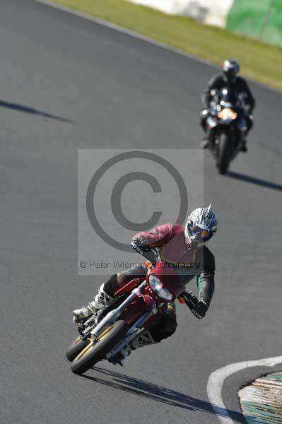 Mallory park Leicestershire;Mallory park photographs;Motorcycle action photographs;event digital images;eventdigitalimages;mallory park;no limits trackday;peter wileman photography;trackday;trackday digital images;trackday photos