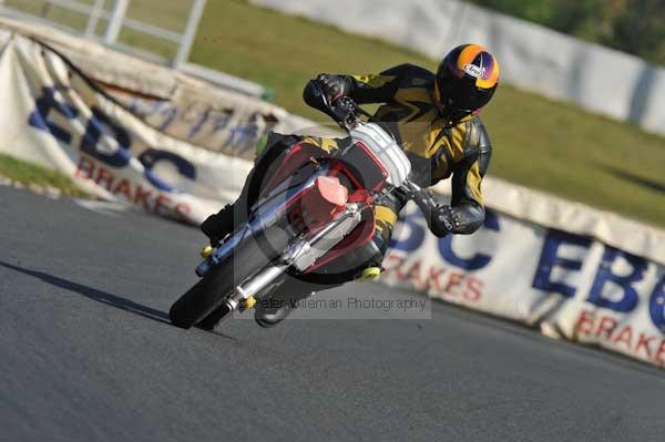Mallory park Leicestershire;Mallory park photographs;Motorcycle action photographs;event digital images;eventdigitalimages;mallory park;no limits trackday;peter wileman photography;trackday;trackday digital images;trackday photos