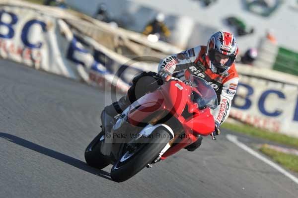 Mallory park Leicestershire;Mallory park photographs;Motorcycle action photographs;event digital images;eventdigitalimages;mallory park;no limits trackday;peter wileman photography;trackday;trackday digital images;trackday photos
