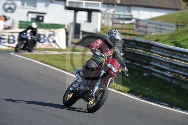 Mallory park Leicestershire;Mallory park photographs;Motorcycle action photographs;event digital images;eventdigitalimages;mallory park;no limits trackday;peter wileman photography;trackday;trackday digital images;trackday photos