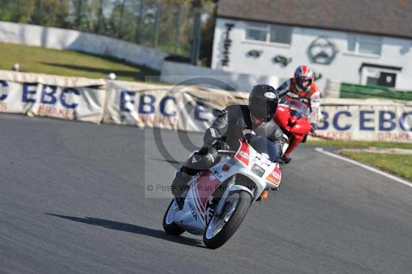 Mallory park Leicestershire;Mallory park photographs;Motorcycle action photographs;event digital images;eventdigitalimages;mallory park;no limits trackday;peter wileman photography;trackday;trackday digital images;trackday photos