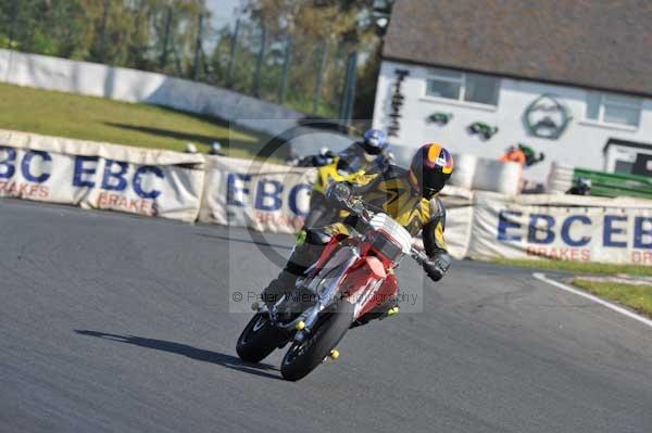 Mallory park Leicestershire;Mallory park photographs;Motorcycle action photographs;event digital images;eventdigitalimages;mallory park;no limits trackday;peter wileman photography;trackday;trackday digital images;trackday photos