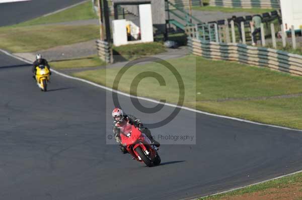 Mallory park Leicestershire;Mallory park photographs;Motorcycle action photographs;event digital images;eventdigitalimages;mallory park;no limits trackday;peter wileman photography;trackday;trackday digital images;trackday photos