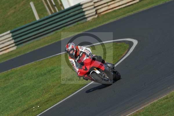 Mallory park Leicestershire;Mallory park photographs;Motorcycle action photographs;event digital images;eventdigitalimages;mallory park;no limits trackday;peter wileman photography;trackday;trackday digital images;trackday photos
