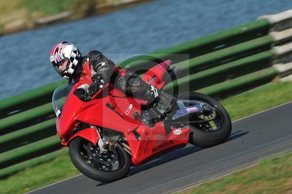 Mallory park Leicestershire;Mallory park photographs;Motorcycle action photographs;event digital images;eventdigitalimages;mallory park;no limits trackday;peter wileman photography;trackday;trackday digital images;trackday photos