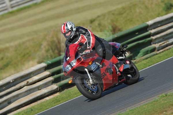Mallory park Leicestershire;Mallory park photographs;Motorcycle action photographs;event digital images;eventdigitalimages;mallory park;no limits trackday;peter wileman photography;trackday;trackday digital images;trackday photos