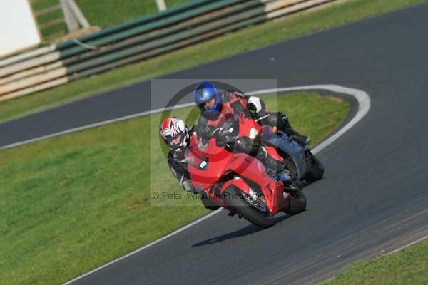 Mallory park Leicestershire;Mallory park photographs;Motorcycle action photographs;event digital images;eventdigitalimages;mallory park;no limits trackday;peter wileman photography;trackday;trackday digital images;trackday photos
