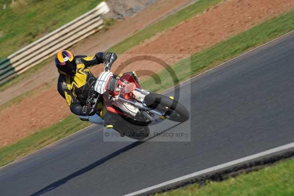 Mallory park Leicestershire;Mallory park photographs;Motorcycle action photographs;event digital images;eventdigitalimages;mallory park;no limits trackday;peter wileman photography;trackday;trackday digital images;trackday photos