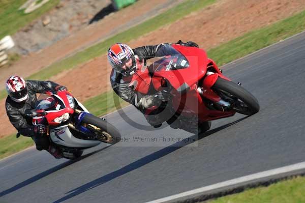 Mallory park Leicestershire;Mallory park photographs;Motorcycle action photographs;event digital images;eventdigitalimages;mallory park;no limits trackday;peter wileman photography;trackday;trackday digital images;trackday photos