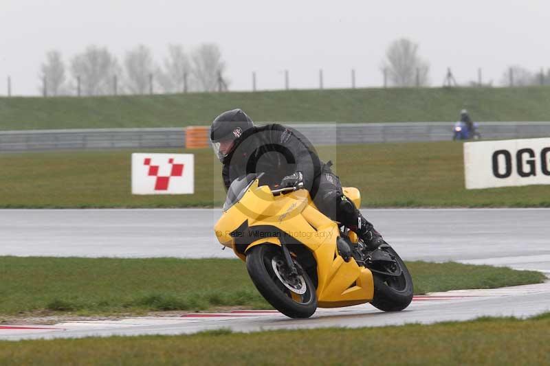 Motorcycle action photographs;Trackday digital images;event digital images;eventdigitalimages;no limits trackday;peter wileman photography;snetterton;snetterton circuit norfolk;snetterton photographs;trackday;trackday photos
