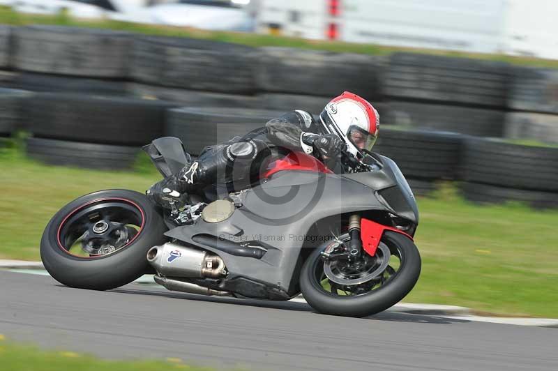Motorcycle action photographs;anglesey circuit;anglesey trackday photographs;event digital images;eventdigitalimages;no limits trackday;oulton park circuit cheshire;peter wileman photography;trackday;trackday digital images;trackday photos;ty croes circuit wales