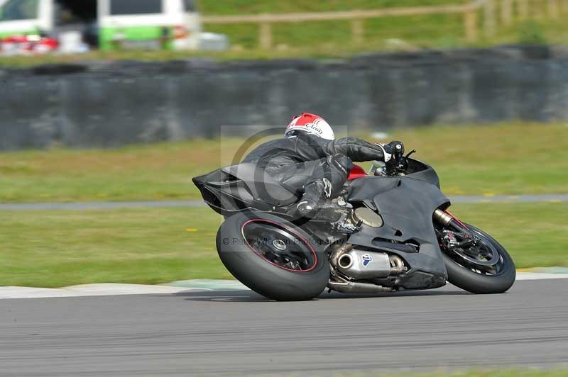 Motorcycle action photographs;anglesey circuit;anglesey trackday photographs;event digital images;eventdigitalimages;no limits trackday;oulton park circuit cheshire;peter wileman photography;trackday;trackday digital images;trackday photos;ty croes circuit wales