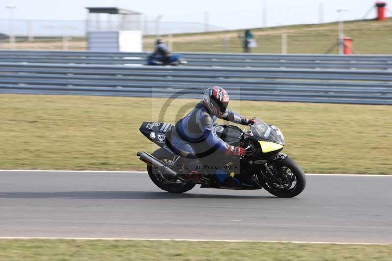 Motorcycle action photographs;Trackday digital images;event digital images;eventdigitalimages;no limits trackday;peter wileman photography;snetterton;snetterton circuit norfolk;snetterton photographs;trackday;trackday photos