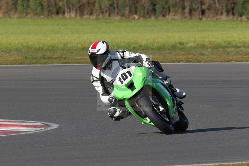 Motorcycle action photographs;Trackday digital images;event digital images;eventdigitalimages;no limits trackday;peter wileman photography;snetterton;snetterton circuit norfolk;snetterton photographs;trackday;trackday photos