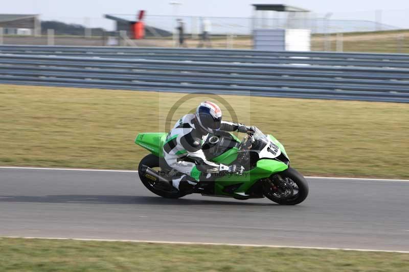 Motorcycle action photographs;Trackday digital images;event digital images;eventdigitalimages;no limits trackday;peter wileman photography;snetterton;snetterton circuit norfolk;snetterton photographs;trackday;trackday photos