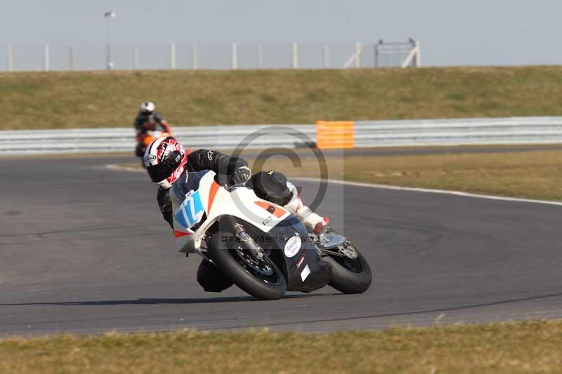 Motorcycle action photographs;Trackday digital images;event digital images;eventdigitalimages;no limits trackday;peter wileman photography;snetterton;snetterton circuit norfolk;snetterton photographs;trackday;trackday photos
