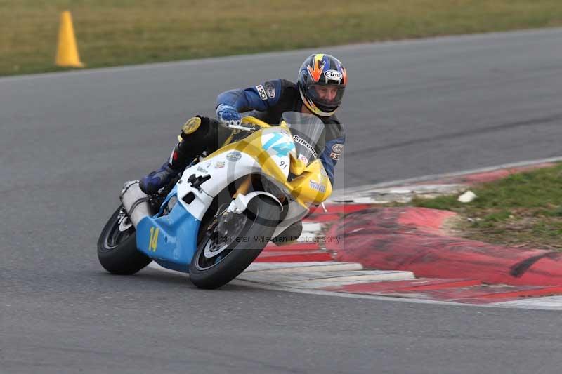 Motorcycle action photographs;Trackday digital images;event digital images;eventdigitalimages;no limits trackday;peter wileman photography;snetterton;snetterton circuit norfolk;snetterton photographs;trackday;trackday photos
