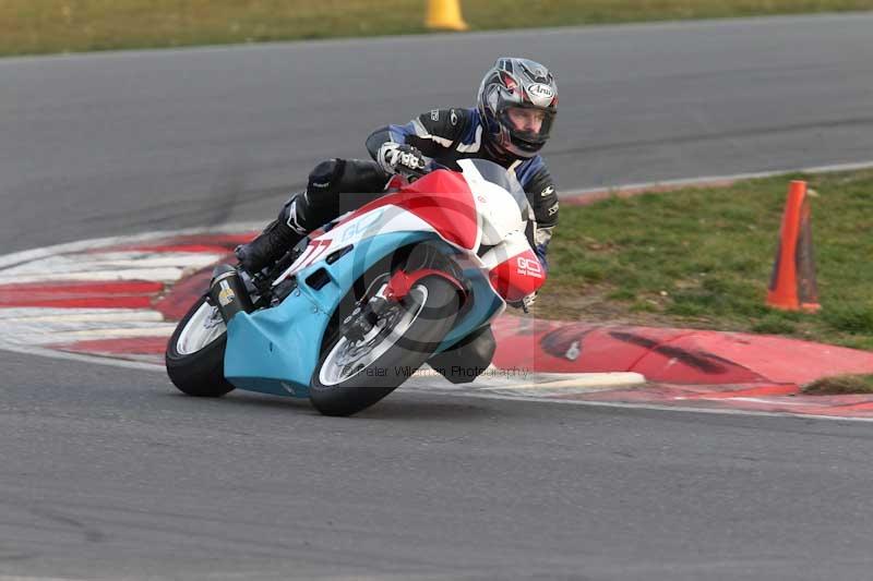 Motorcycle action photographs;Trackday digital images;event digital images;eventdigitalimages;no limits trackday;peter wileman photography;snetterton;snetterton circuit norfolk;snetterton photographs;trackday;trackday photos