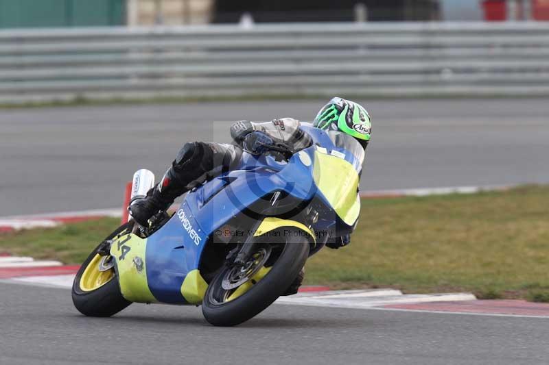 Motorcycle action photographs;Trackday digital images;event digital images;eventdigitalimages;no limits trackday;peter wileman photography;snetterton;snetterton circuit norfolk;snetterton photographs;trackday;trackday photos