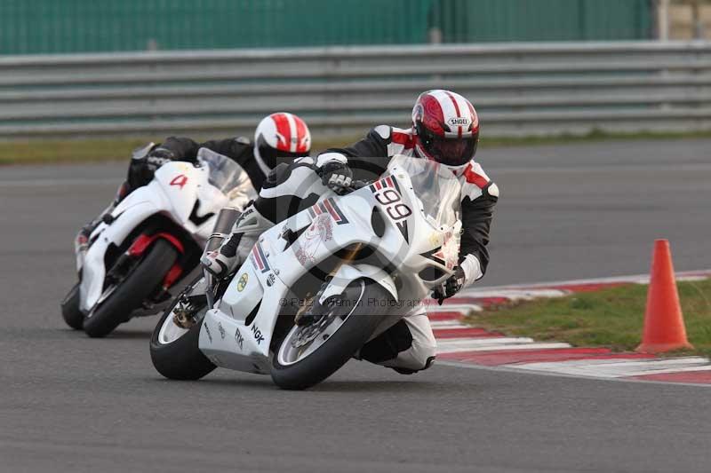 Motorcycle action photographs;Trackday digital images;event digital images;eventdigitalimages;no limits trackday;peter wileman photography;snetterton;snetterton circuit norfolk;snetterton photographs;trackday;trackday photos
