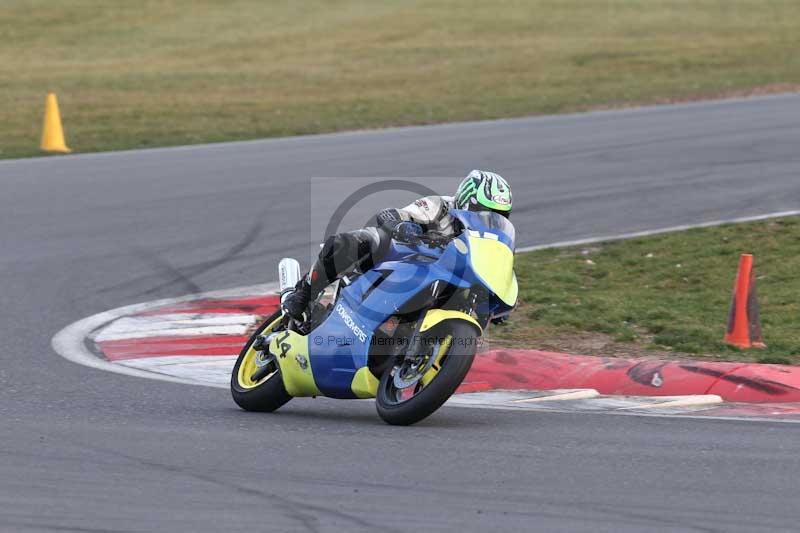 Motorcycle action photographs;Trackday digital images;event digital images;eventdigitalimages;no limits trackday;peter wileman photography;snetterton;snetterton circuit norfolk;snetterton photographs;trackday;trackday photos