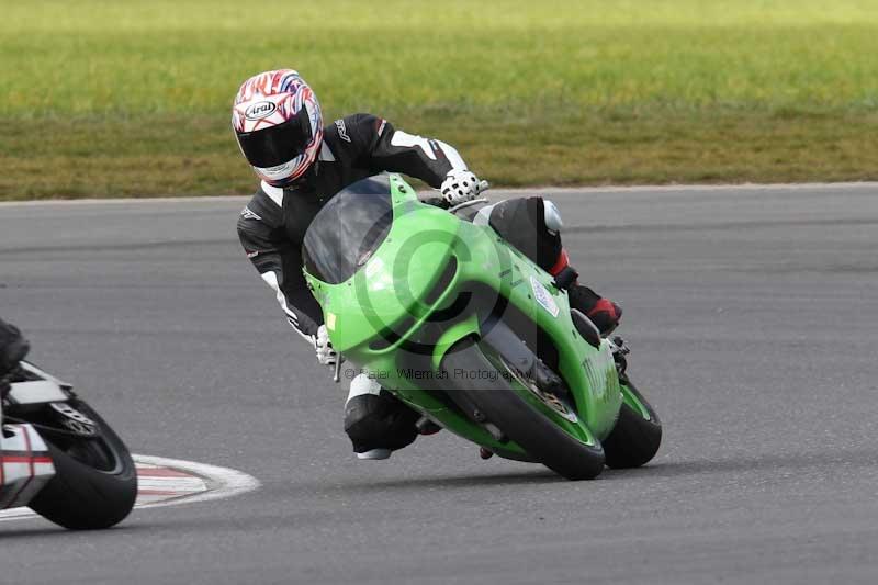 Motorcycle action photographs;Trackday digital images;event digital images;eventdigitalimages;no limits trackday;peter wileman photography;snetterton;snetterton circuit norfolk;snetterton photographs;trackday;trackday photos