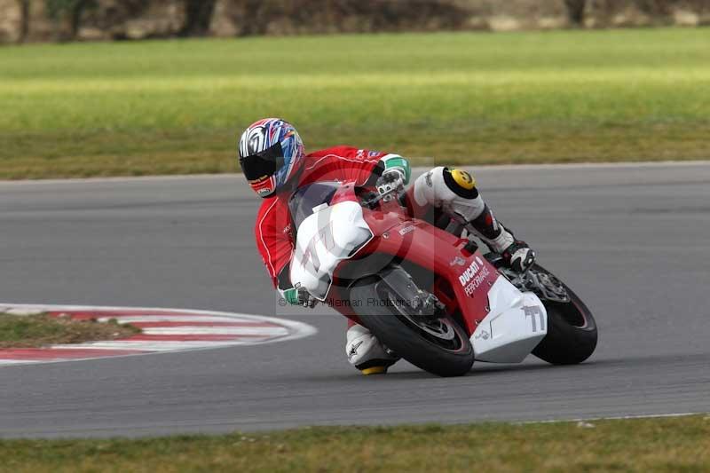 Motorcycle action photographs;Trackday digital images;event digital images;eventdigitalimages;no limits trackday;peter wileman photography;snetterton;snetterton circuit norfolk;snetterton photographs;trackday;trackday photos