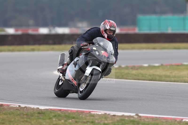 Motorcycle action photographs;Trackday digital images;event digital images;eventdigitalimages;no limits trackday;peter wileman photography;snetterton;snetterton circuit norfolk;snetterton photographs;trackday;trackday photos