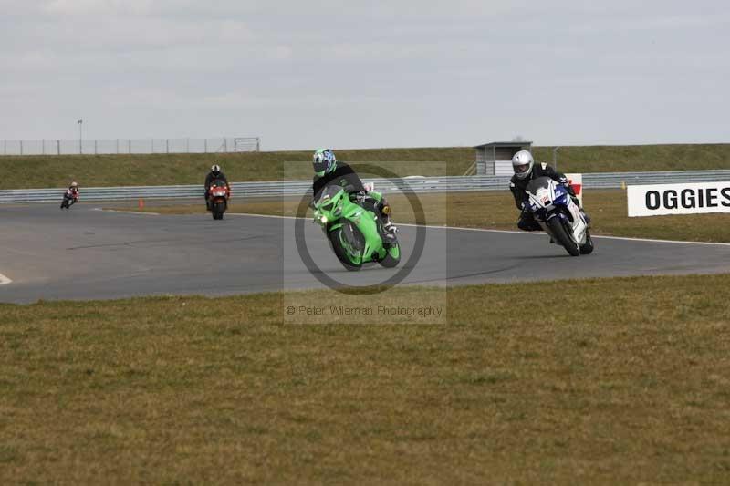 Motorcycle action photographs;Trackday digital images;event digital images;eventdigitalimages;no limits trackday;peter wileman photography;snetterton;snetterton circuit norfolk;snetterton photographs;trackday;trackday photos