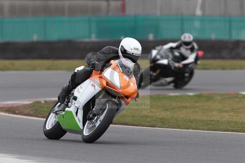 Motorcycle action photographs;Trackday digital images;event digital images;eventdigitalimages;no limits trackday;peter wileman photography;snetterton;snetterton circuit norfolk;snetterton photographs;trackday;trackday photos