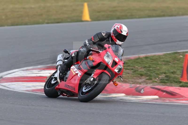 Motorcycle action photographs;Trackday digital images;event digital images;eventdigitalimages;no limits trackday;peter wileman photography;snetterton;snetterton circuit norfolk;snetterton photographs;trackday;trackday photos